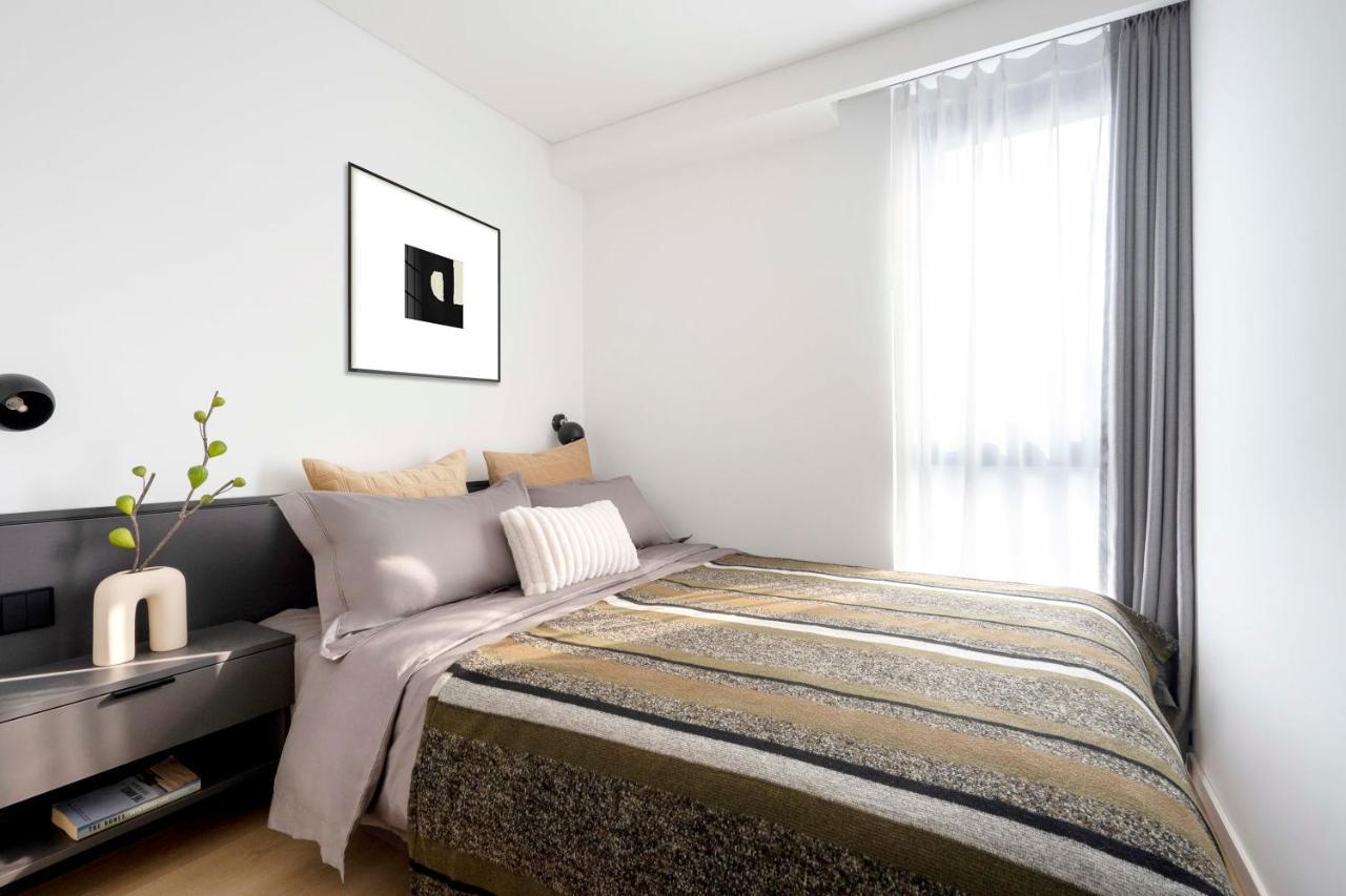 Base-Beijing Wangfujing Serviced Apartment- In Hutong &Bike Rental &Close To Forbidden City, Tian'Anmen Square &Subway Nearby &Free Coffee &Washing Machine,Kitchen &Restaurant Discount &English Speaking &High Speed Free Wifi Pequim Exterior foto A bedroom