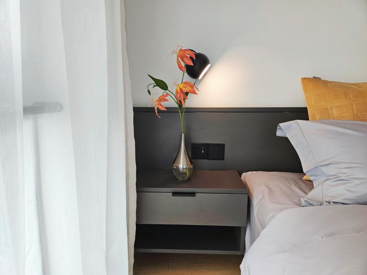 Base-Beijing Wangfujing Serviced Apartment- In Hutong &Bike Rental &Close To Forbidden City, Tian'Anmen Square &Subway Nearby &Free Coffee &Washing Machine,Kitchen &Restaurant Discount &English Speaking &High Speed Free Wifi Pequim Exterior foto A bedside table
