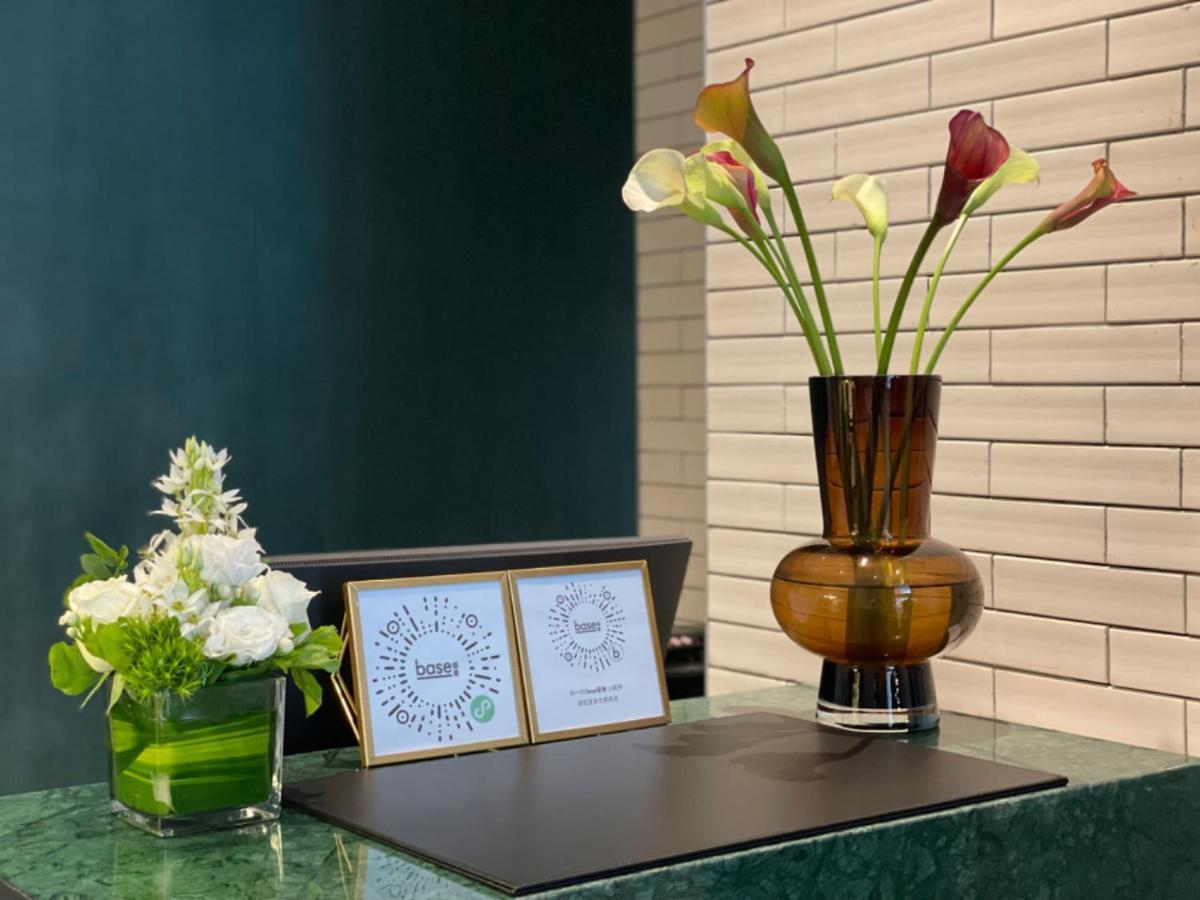 Base-Beijing Wangfujing Serviced Apartment- In Hutong &Bike Rental &Close To Forbidden City, Tian'Anmen Square &Subway Nearby &Free Coffee &Washing Machine,Kitchen &Restaurant Discount &English Speaking &High Speed Free Wifi Pequim Exterior foto Reception desk at the hotel