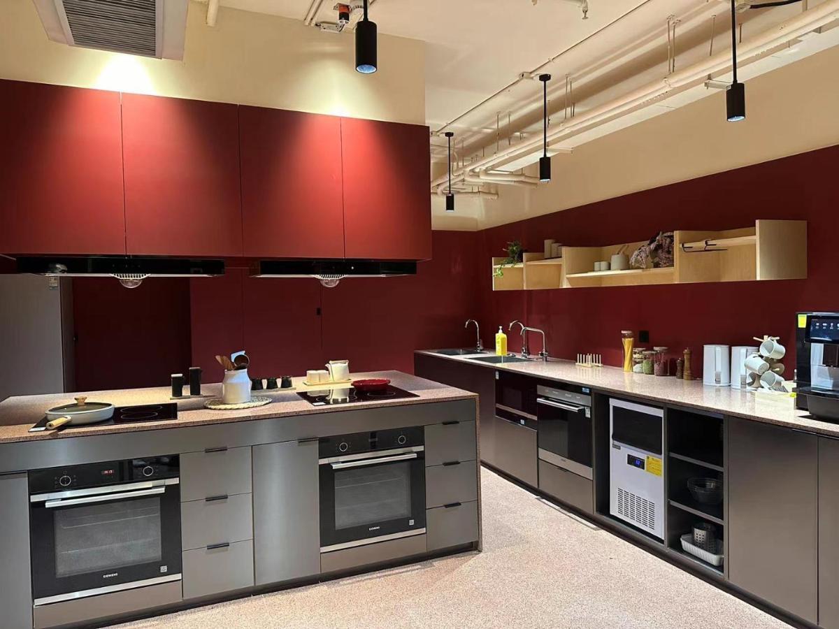 Base-Beijing Wangfujing Serviced Apartment- In Hutong &Bike Rental &Close To Forbidden City, Tian'Anmen Square &Subway Nearby &Free Coffee &Washing Machine,Kitchen &Restaurant Discount &English Speaking &High Speed Free Wifi Pequim Exterior foto A typical kitchen