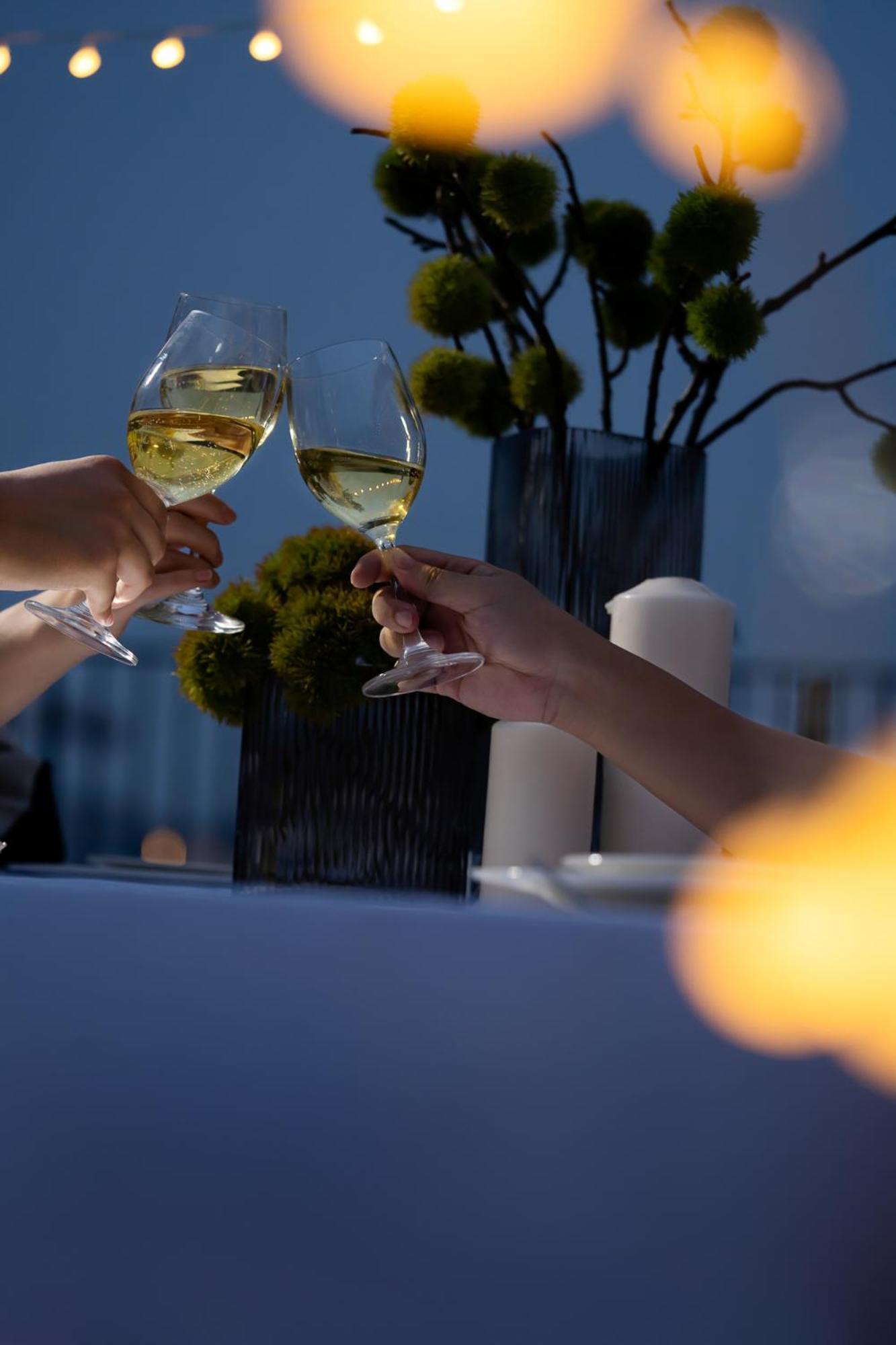 Base-Beijing Wangfujing Serviced Apartment- In Hutong &Bike Rental &Close To Forbidden City, Tian'Anmen Square &Subway Nearby &Free Coffee &Washing Machine,Kitchen &Restaurant Discount &English Speaking &High Speed Free Wifi Pequim Exterior foto Wine glasses