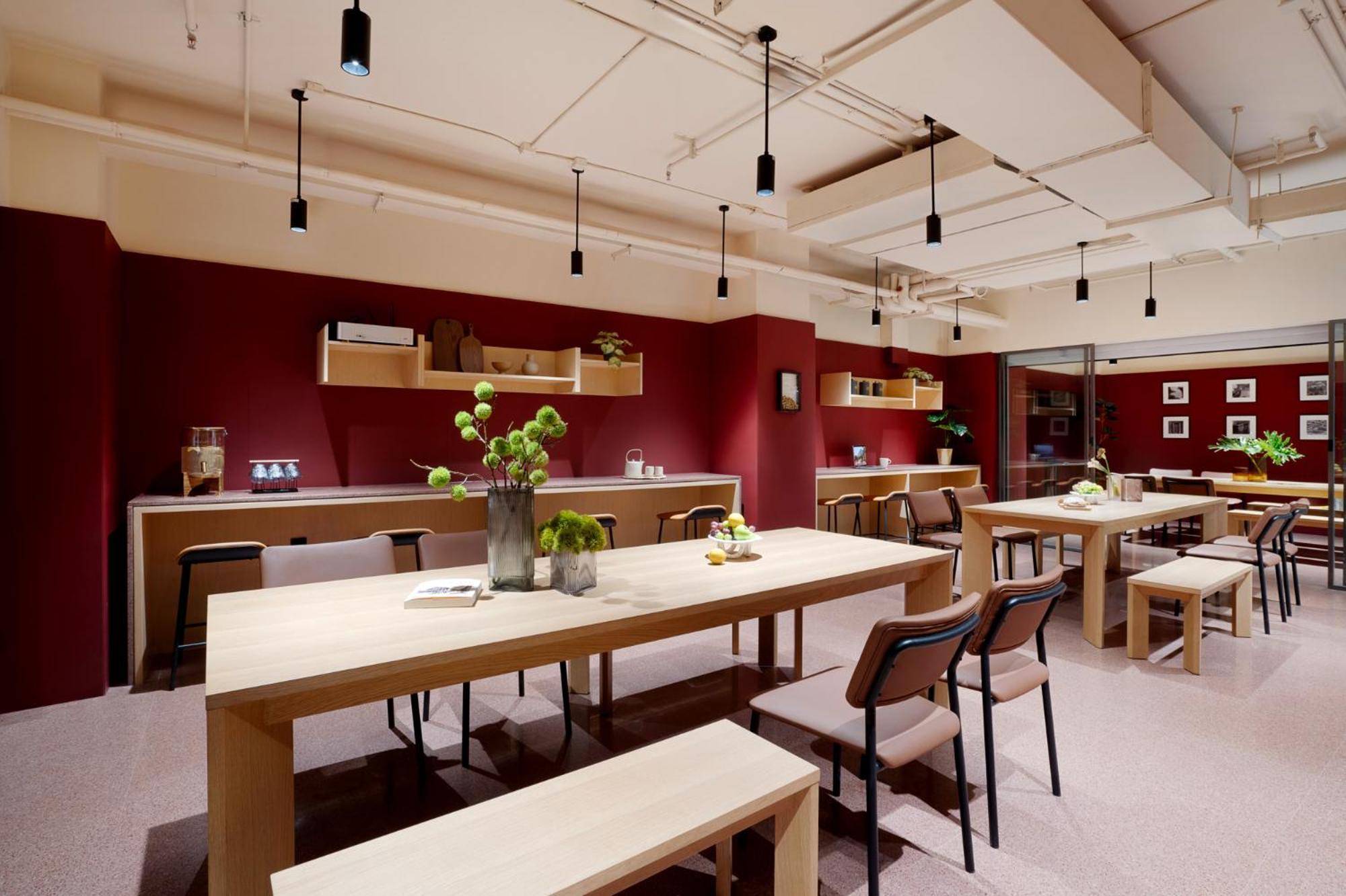 Base-Beijing Wangfujing Serviced Apartment- In Hutong &Bike Rental &Close To Forbidden City, Tian'Anmen Square &Subway Nearby &Free Coffee &Washing Machine,Kitchen &Restaurant Discount &English Speaking &High Speed Free Wifi Pequim Exterior foto The lounge at Hong Kong International Airport