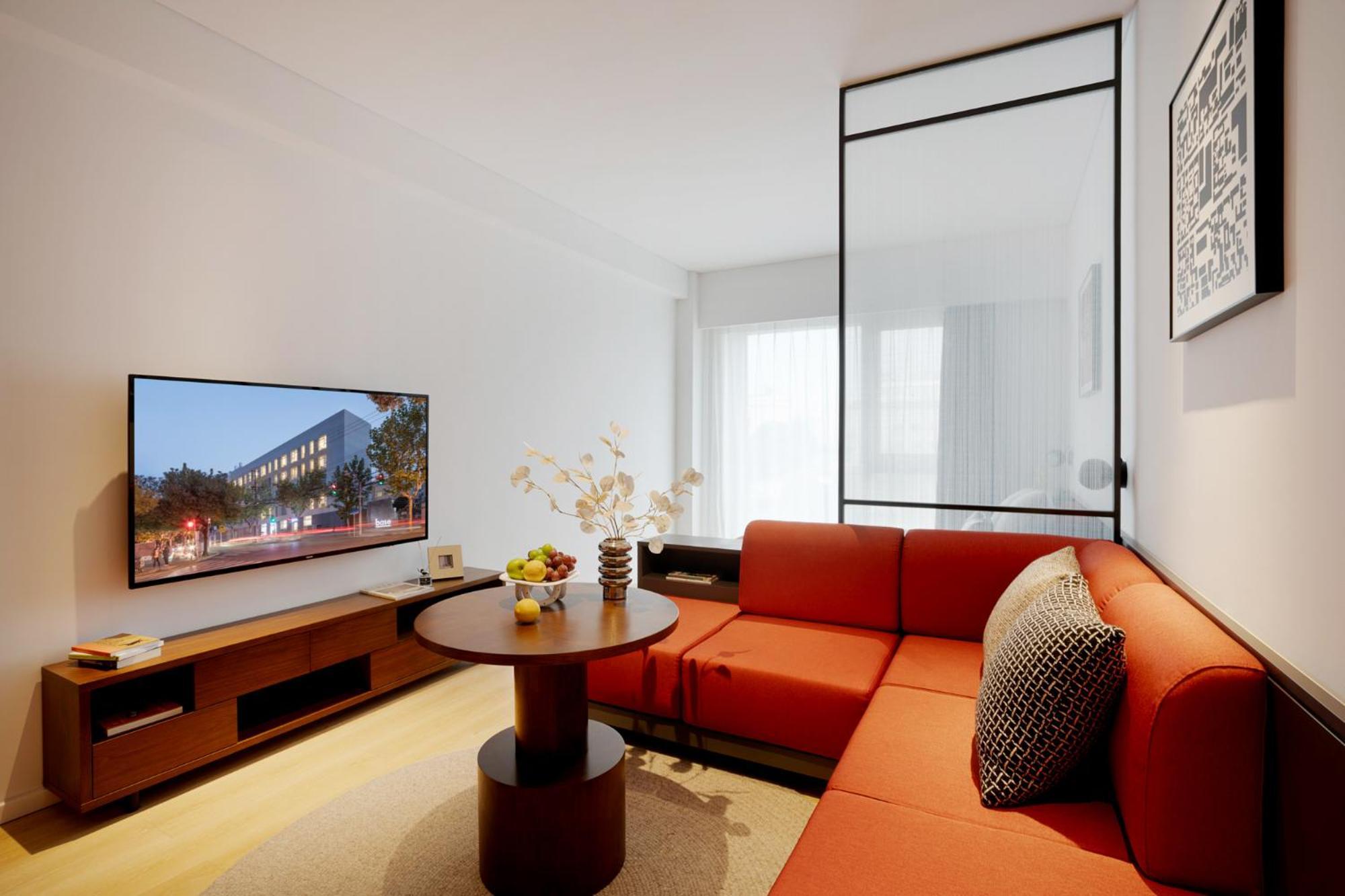 Base-Beijing Wangfujing Serviced Apartment- In Hutong &Bike Rental &Close To Forbidden City, Tian'Anmen Square &Subway Nearby &Free Coffee &Washing Machine,Kitchen &Restaurant Discount &English Speaking &High Speed Free Wifi Pequim Exterior foto Living room