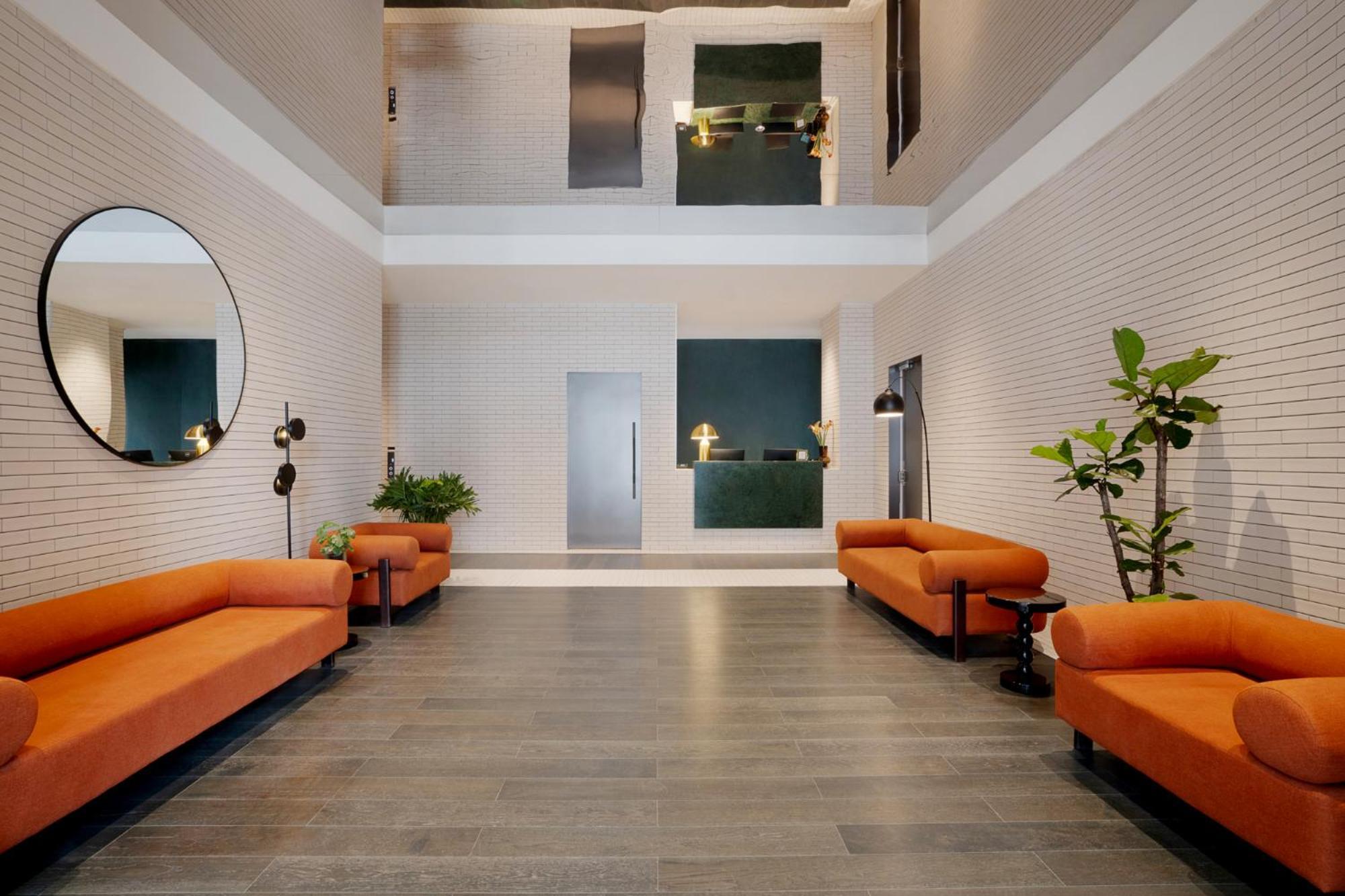 Base-Beijing Wangfujing Serviced Apartment- In Hutong &Bike Rental &Close To Forbidden City, Tian'Anmen Square &Subway Nearby &Free Coffee &Washing Machine,Kitchen &Restaurant Discount &English Speaking &High Speed Free Wifi Pequim Exterior foto The lobby of the hotel