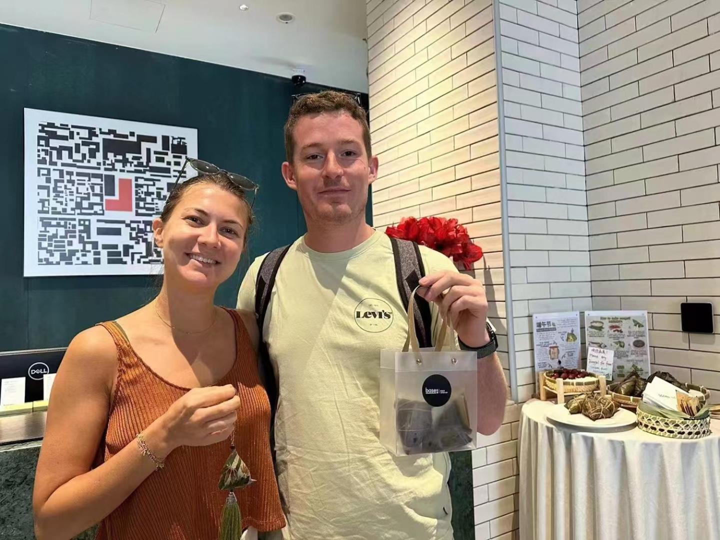 Base-Beijing Wangfujing Serviced Apartment- In Hutong &Bike Rental &Close To Forbidden City, Tian'Anmen Square &Subway Nearby &Free Coffee &Washing Machine,Kitchen &Restaurant Discount &English Speaking &High Speed Free Wifi Pequim Exterior foto Visitors to the museum