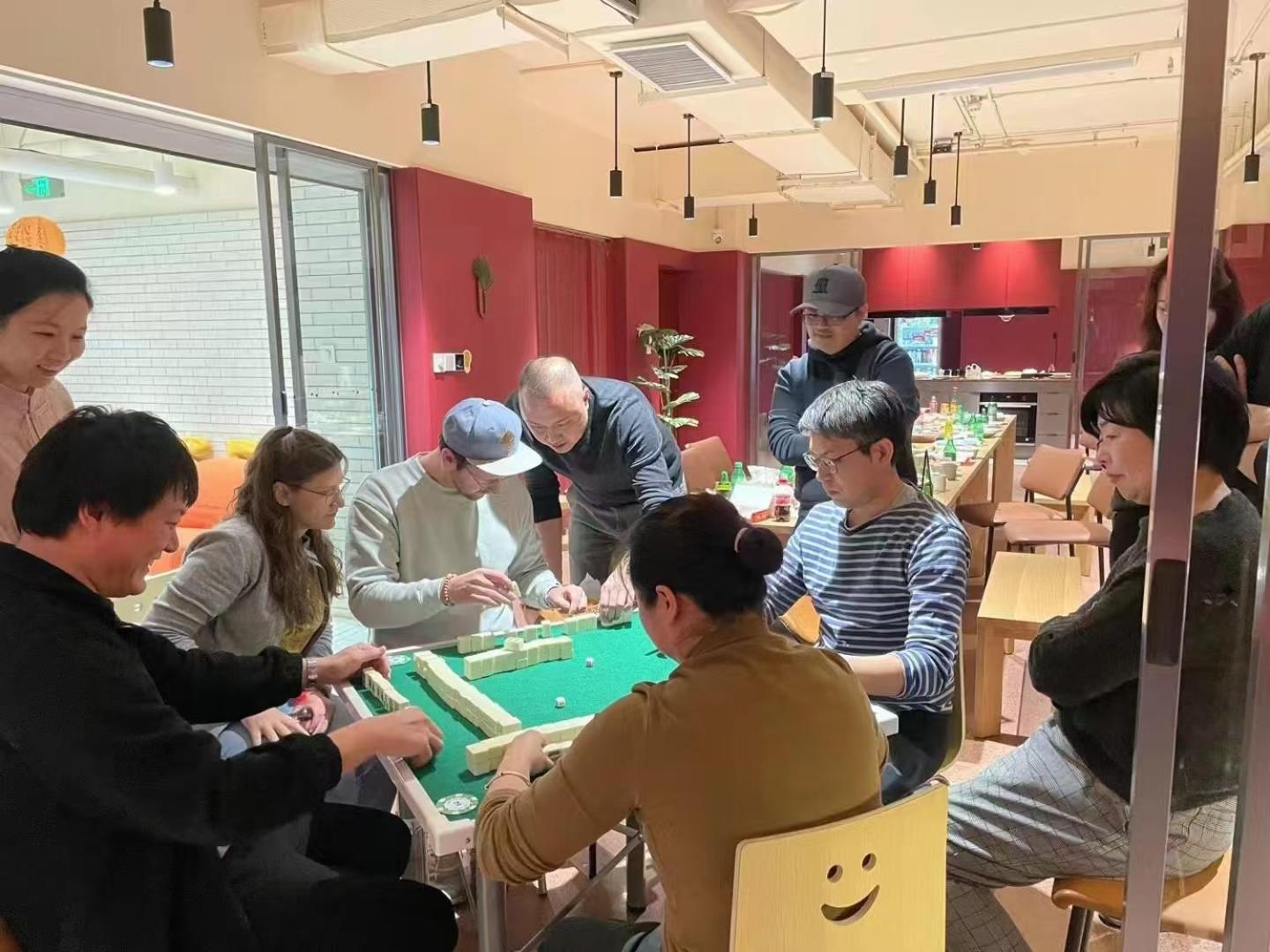 Base-Beijing Wangfujing Serviced Apartment- In Hutong &Bike Rental &Close To Forbidden City, Tian'Anmen Square &Subway Nearby &Free Coffee &Washing Machine,Kitchen &Restaurant Discount &English Speaking &High Speed Free Wifi Pequim Exterior foto A mahjong game in progress