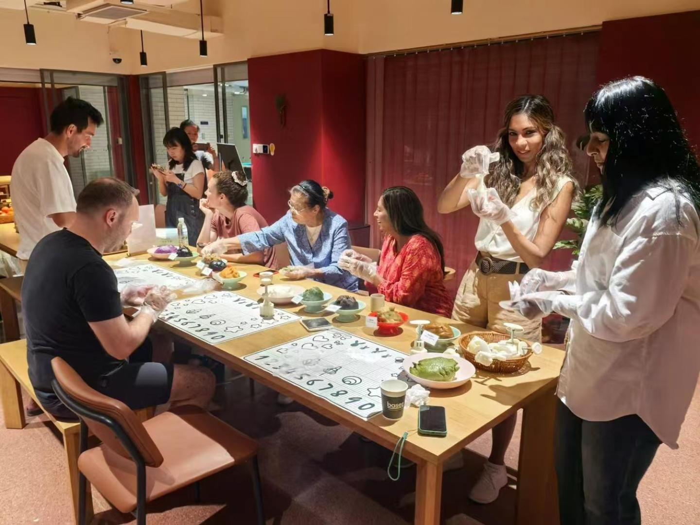 Base-Beijing Wangfujing Serviced Apartment- In Hutong &Bike Rental &Close To Forbidden City, Tian'Anmen Square &Subway Nearby &Free Coffee &Washing Machine,Kitchen &Restaurant Discount &English Speaking &High Speed Free Wifi Pequim Exterior foto A tea ceremony at the University of Oxford