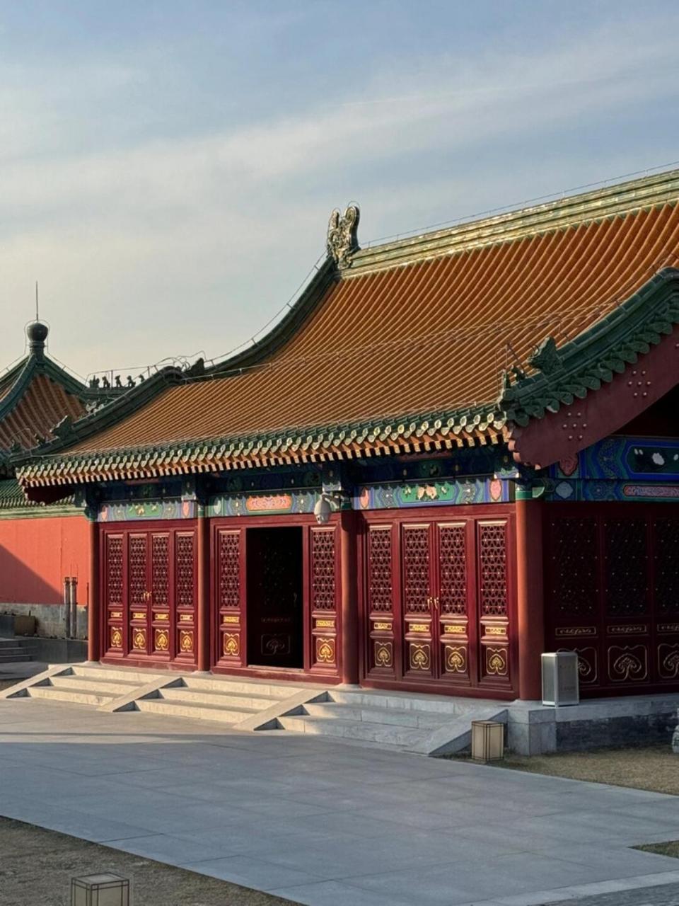 Base-Beijing Wangfujing Serviced Apartment- In Hutong &Bike Rental &Close To Forbidden City, Tian'Anmen Square &Subway Nearby &Free Coffee &Washing Machine,Kitchen &Restaurant Discount &English Speaking &High Speed Free Wifi Pequim Exterior foto The gate of the temple