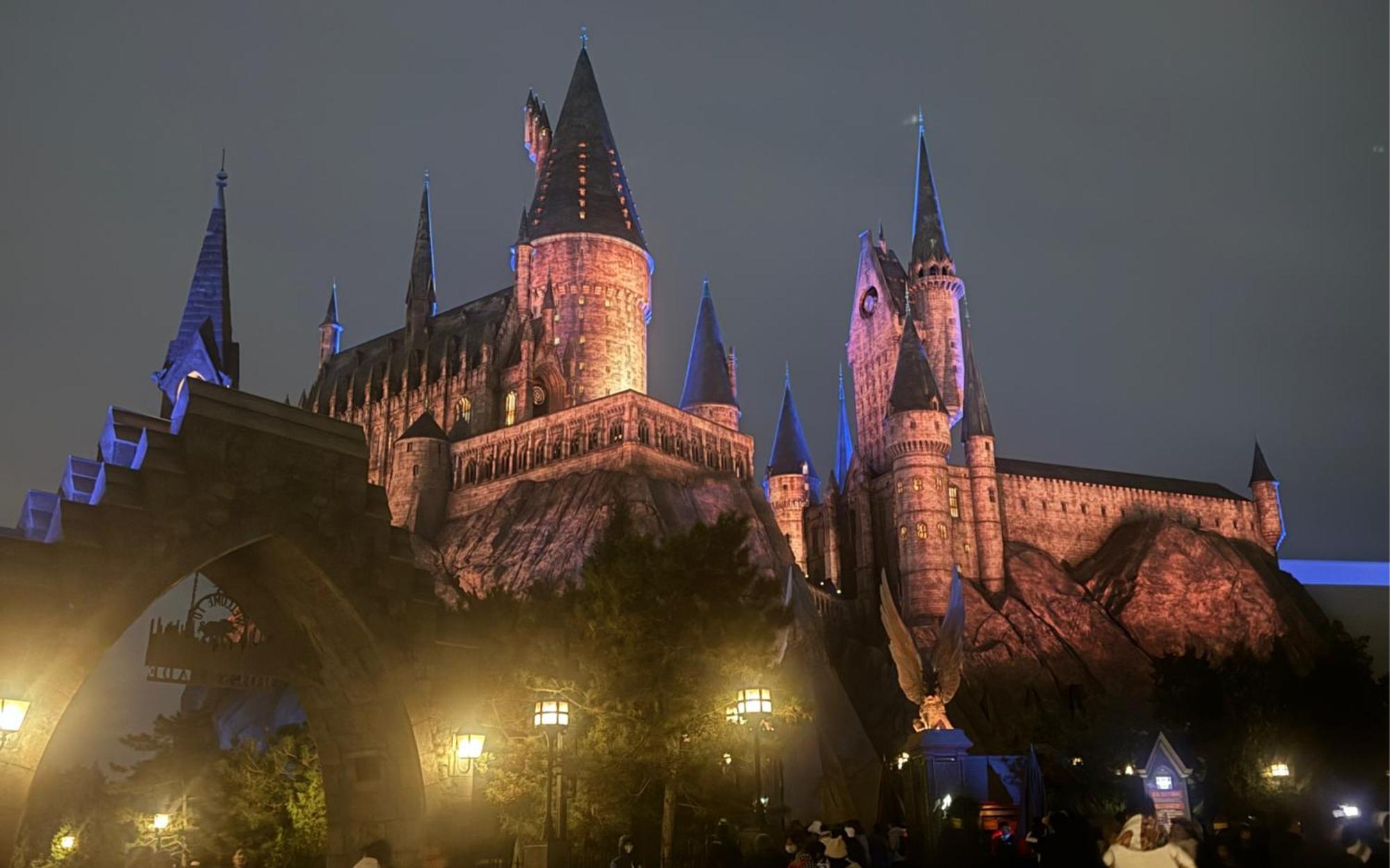 Base-Beijing Wangfujing Serviced Apartment- In Hutong &Bike Rental &Close To Forbidden City, Tian'Anmen Square &Subway Nearby &Free Coffee &Washing Machine,Kitchen &Restaurant Discount &English Speaking &High Speed Free Wifi Pequim Exterior foto Hogwarts Castle at The Wizarding World of Harry Potter