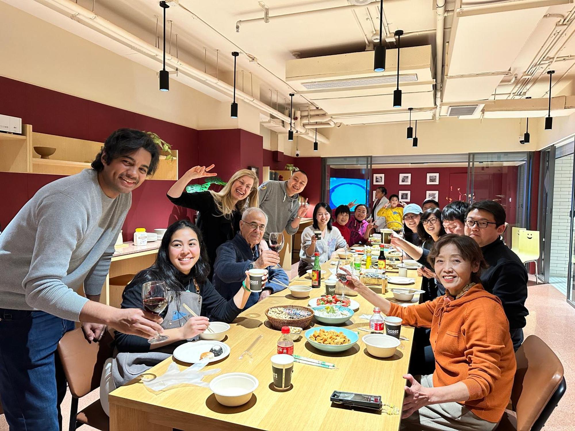 Base-Beijing Wangfujing Serviced Apartment- In Hutong &Bike Rental &Close To Forbidden City, Tian'Anmen Square &Subway Nearby &Free Coffee &Washing Machine,Kitchen &Restaurant Discount &English Speaking &High Speed Free Wifi Pequim Exterior foto A group of students from the University of Hong Kong, 2019