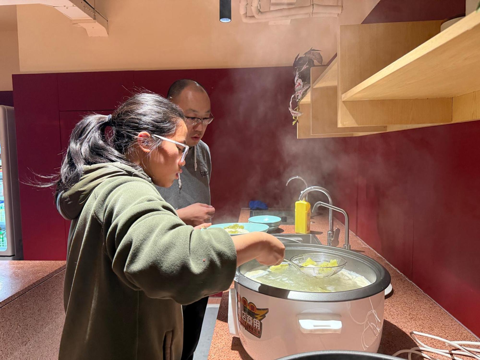 Base-Beijing Wangfujing Serviced Apartment- In Hutong &Bike Rental &Close To Forbidden City, Tian'Anmen Square &Subway Nearby &Free Coffee &Washing Machine,Kitchen &Restaurant Discount &English Speaking &High Speed Free Wifi Pequim Exterior foto A student cooking in the kitchen