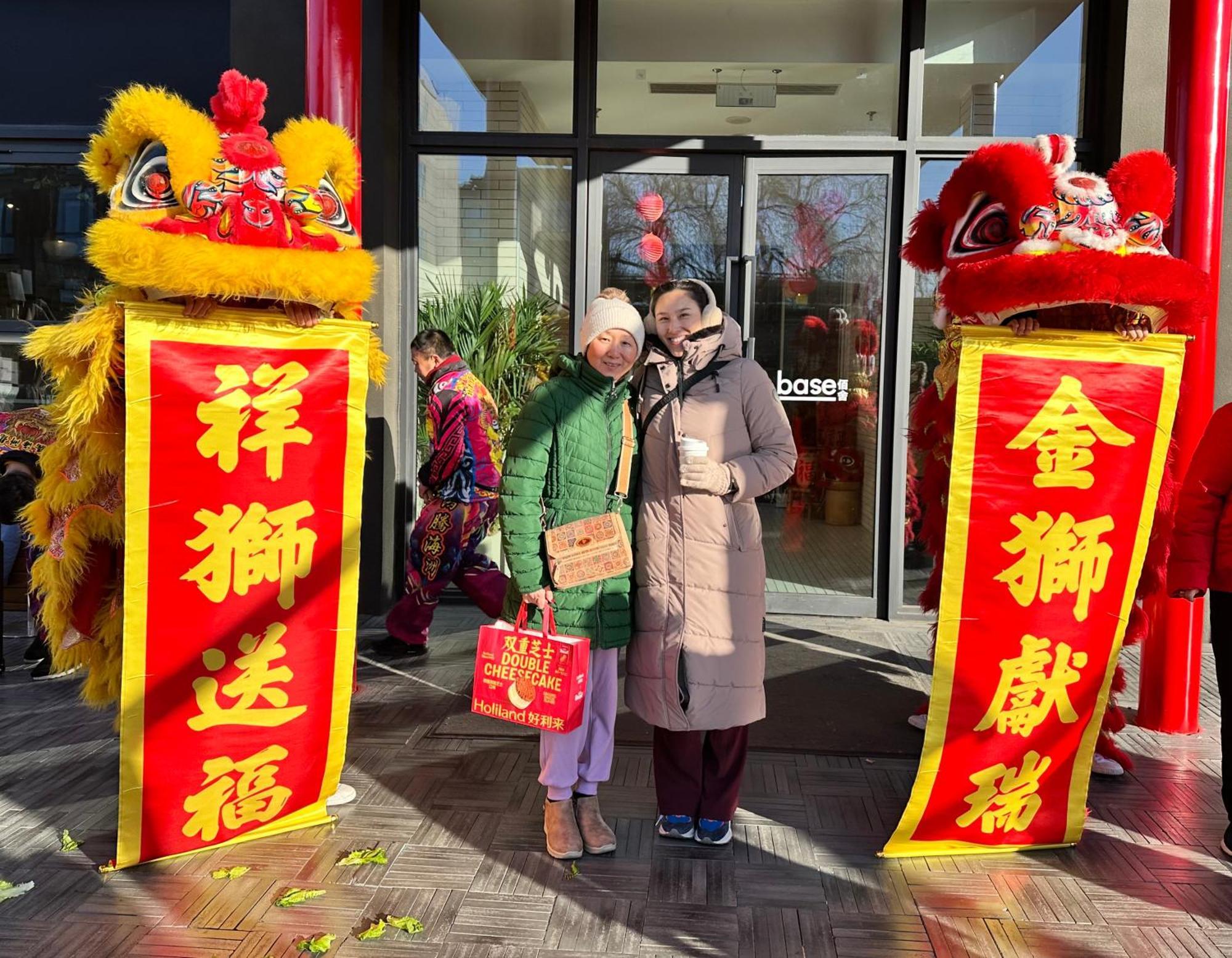 Base-Beijing Wangfujing Serviced Apartment- In Hutong &Bike Rental &Close To Forbidden City, Tian'Anmen Square &Subway Nearby &Free Coffee &Washing Machine,Kitchen &Restaurant Discount &English Speaking &High Speed Free Wifi Pequim Exterior foto Chinese New Year celebrations at the shopping centre in 2018